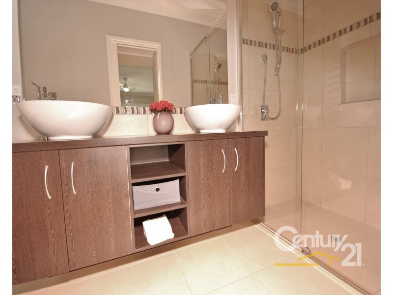 8 Aquitane Drive, Cranbourne East VIC 3977