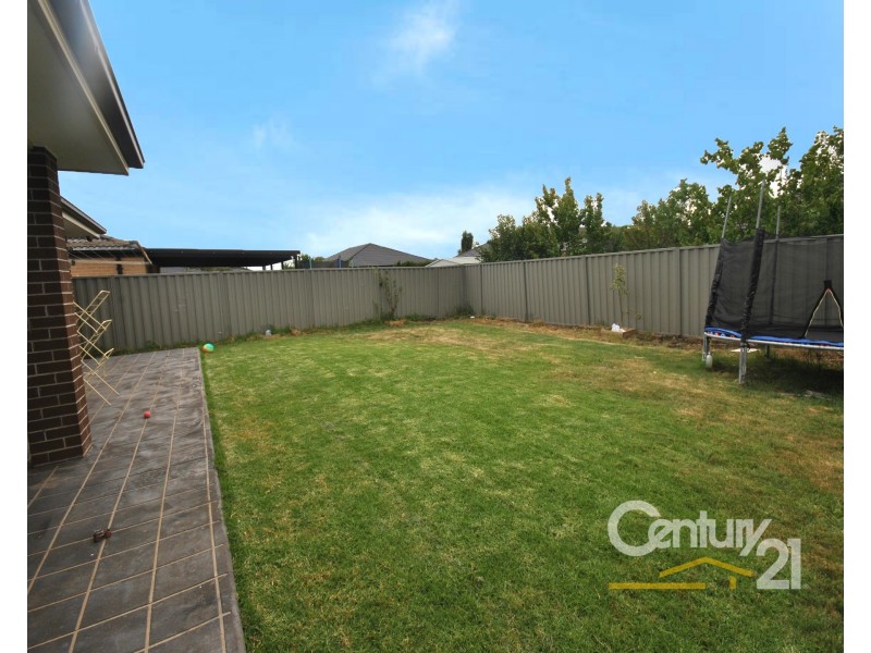 8 Aquitane Drive, Cranbourne East VIC 3977