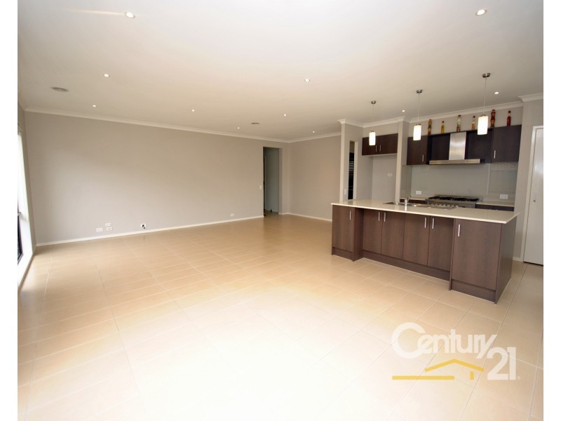 8 Aquitane Drive, Cranbourne East VIC 3977