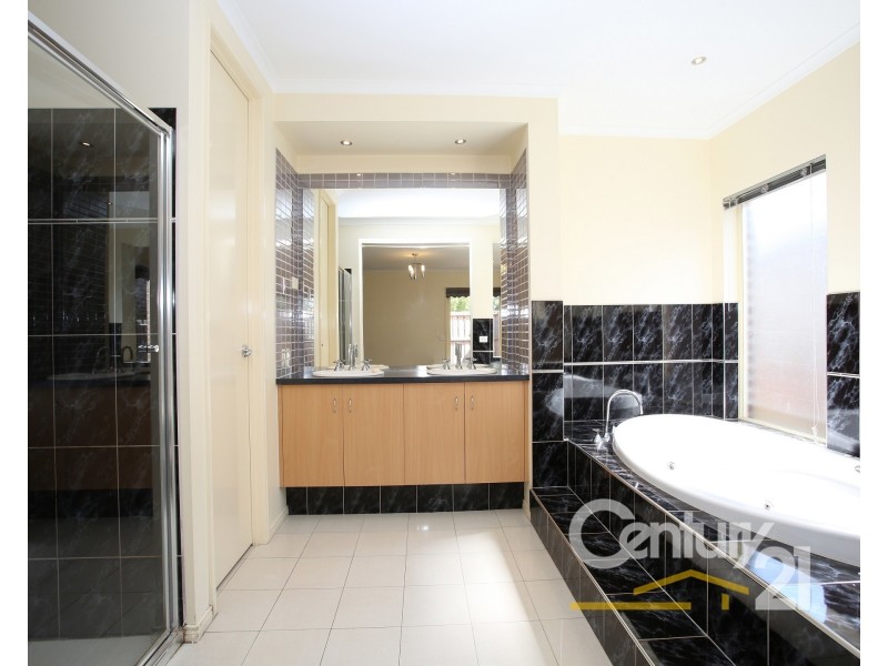 4 Mathoura Court, Berwick VIC 3806