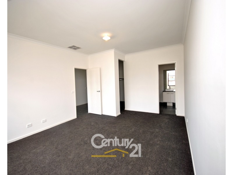 83 Skylark Boulevard, Clyde North VIC 3978