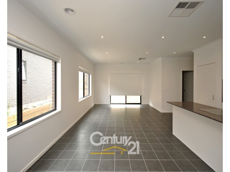 83 Skylark Boulevard, Clyde North VIC 3978