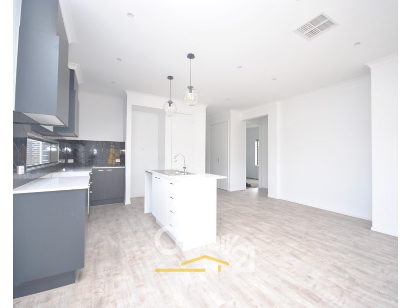 17 Gilcambon Way, Clyde North VIC 3978