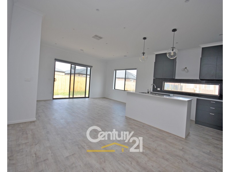 17 Gilcambon Way, Clyde North VIC 3978