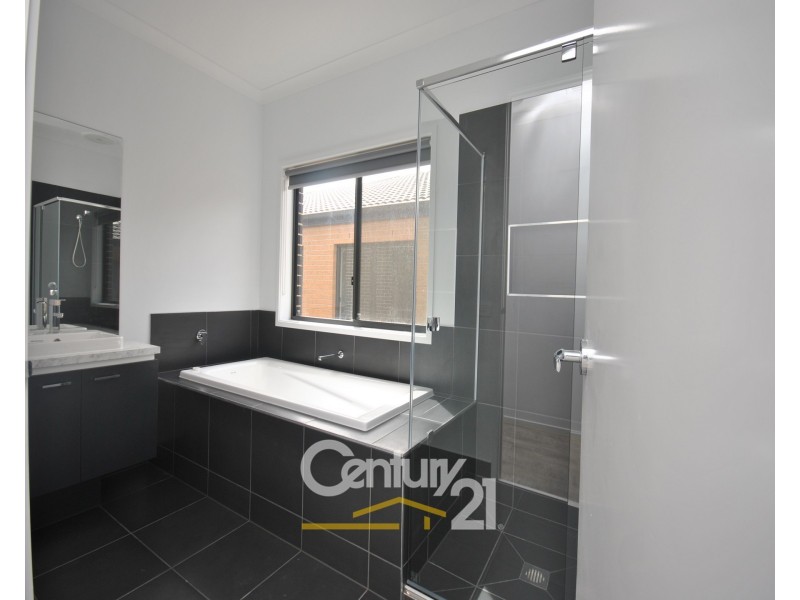 17 Gilcambon Way, Clyde North VIC 3978