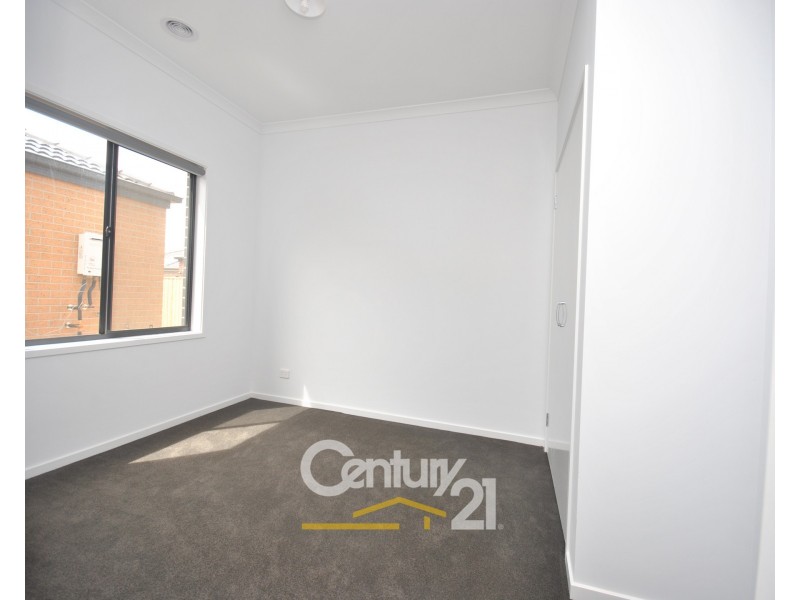 17 Gilcambon Way, Clyde North VIC 3978