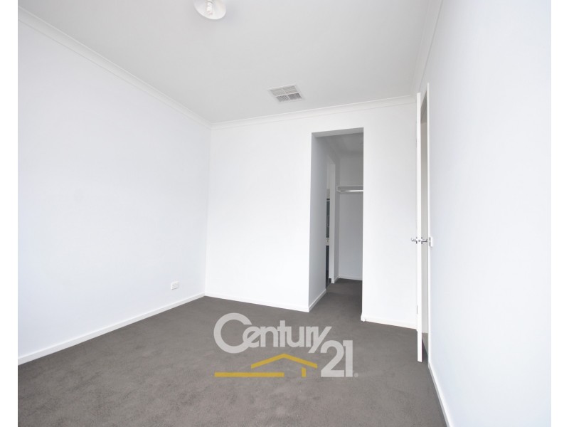 17 Gilcambon Way, Clyde North VIC 3978