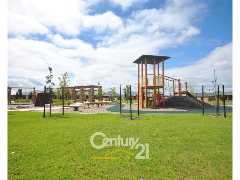 17 Gilcambon Way, Clyde North VIC 3978