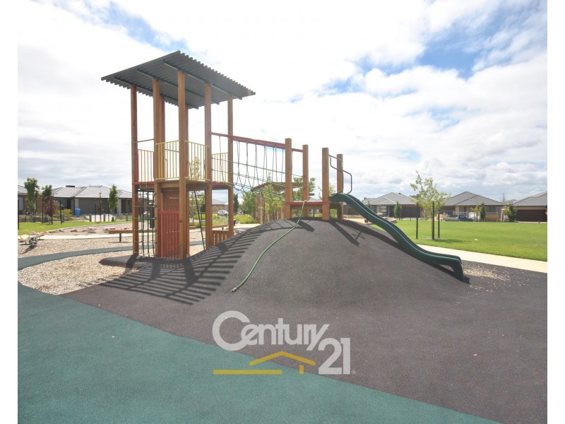 17 Gilcambon Way, Clyde North VIC 3978