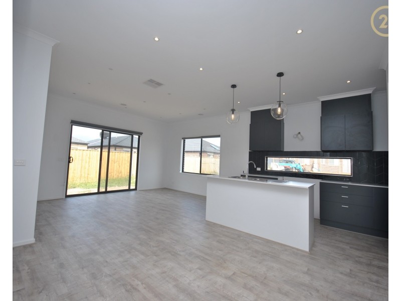 17 Gilcambon Way, Clyde North VIC 3978