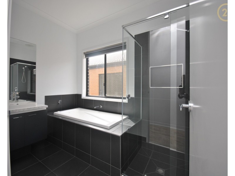17 Gilcambon Way, Clyde North VIC 3978