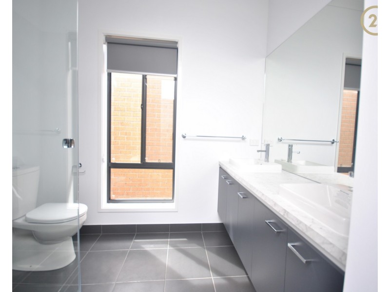 17 Gilcambon Way, Clyde North VIC 3978