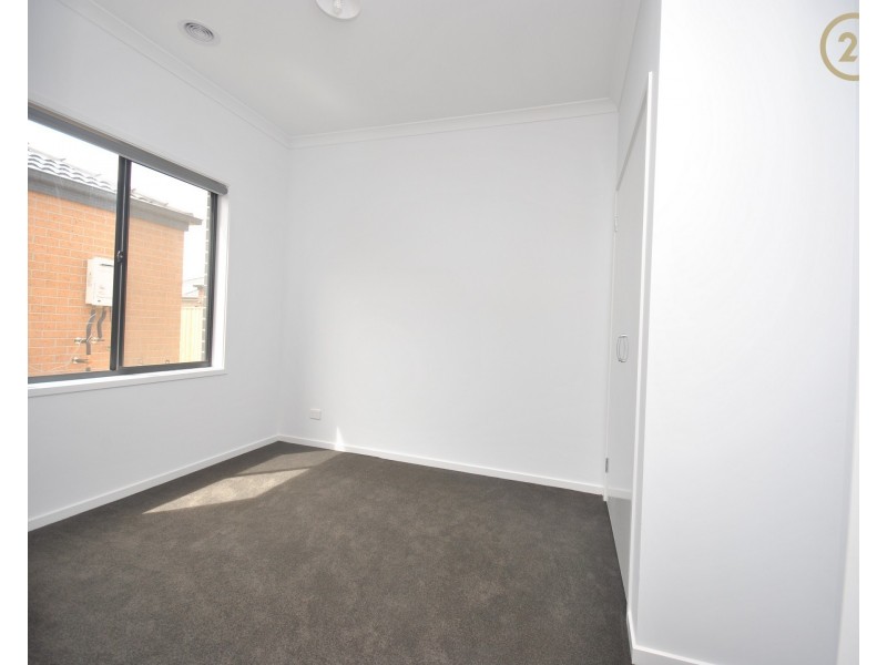 17 Gilcambon Way, Clyde North VIC 3978