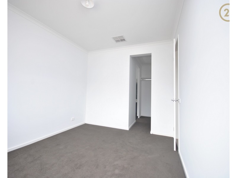 17 Gilcambon Way, Clyde North VIC 3978
