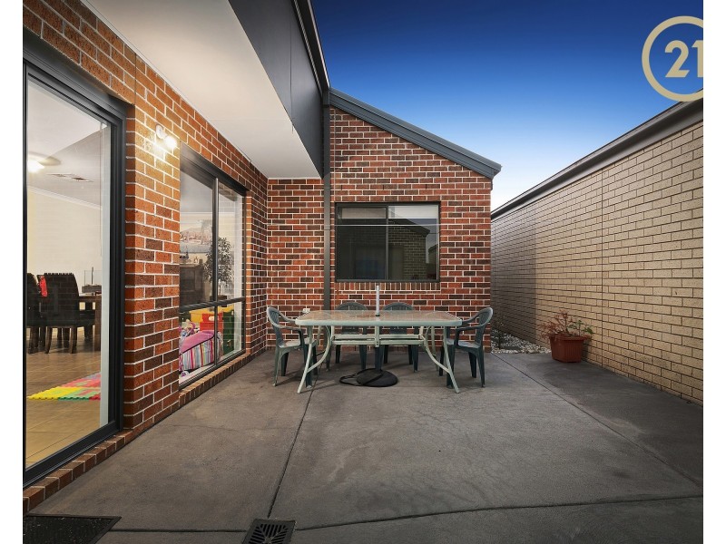 8 Frogmore Lane, Cranbourne North VIC 3977