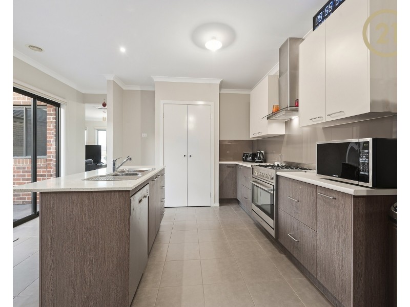 8 Frogmore Lane, Cranbourne North VIC 3977