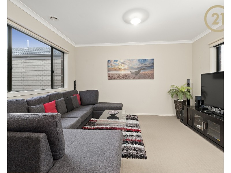 8 Frogmore Lane, Cranbourne North VIC 3977