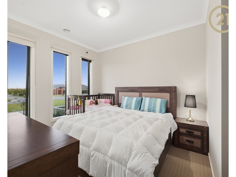 8 Frogmore Lane, Cranbourne North VIC 3977