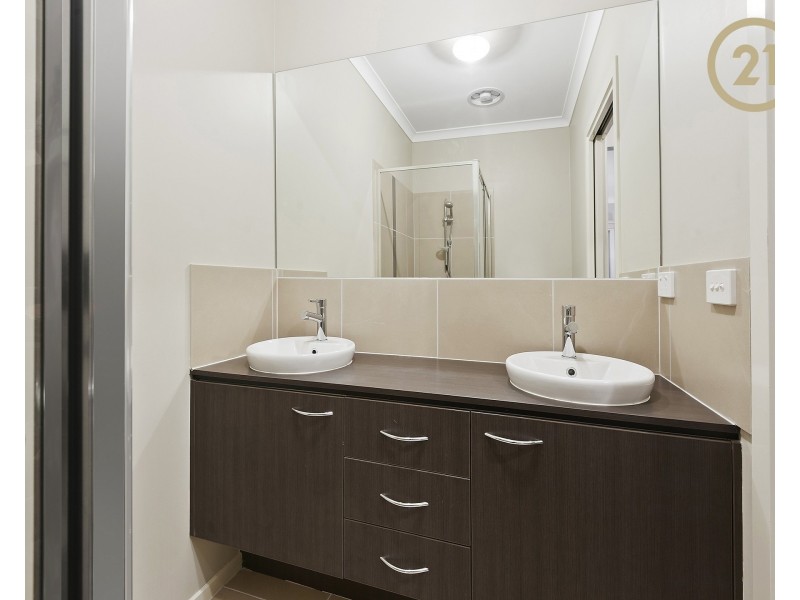 8 Frogmore Lane, Cranbourne North VIC 3977