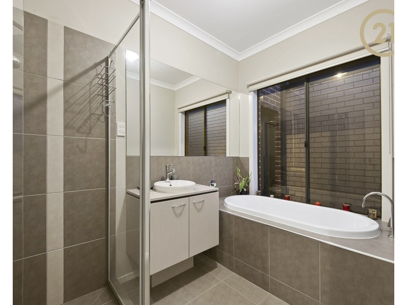 8 Frogmore Lane, Cranbourne North VIC 3977