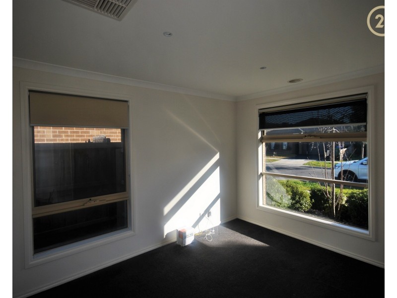 12 Naas Road, Clyde North VIC 3978