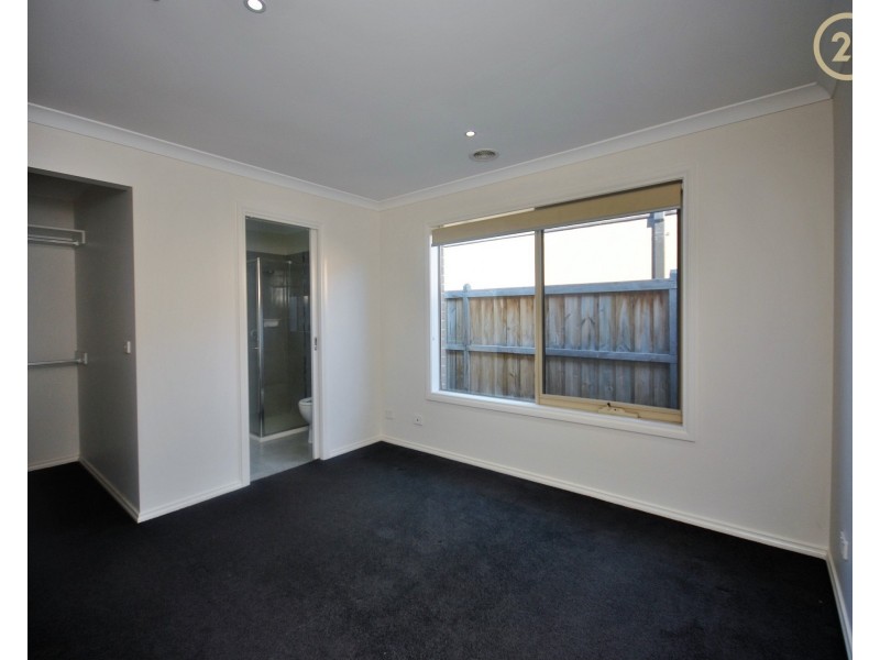 12 Naas Road, Clyde North VIC 3978