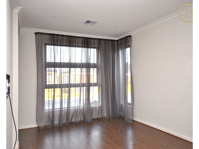 5  Fleuve Rise, Clyde North VIC 3978