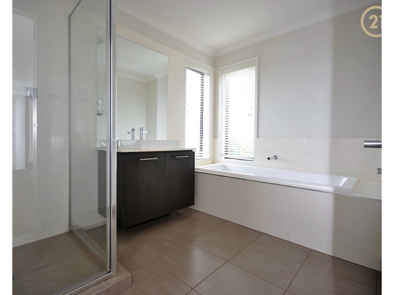 5  Fleuve Rise, Clyde North VIC 3978