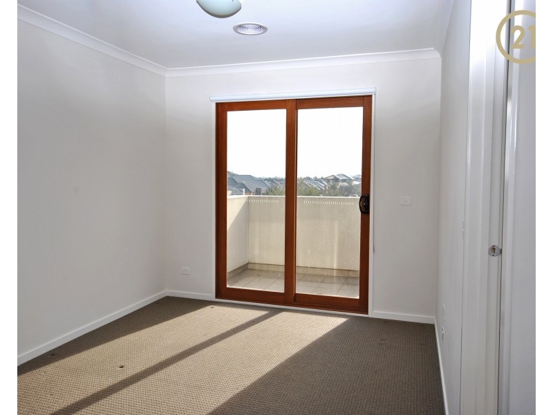 5  Fleuve Rise, Clyde North VIC 3978