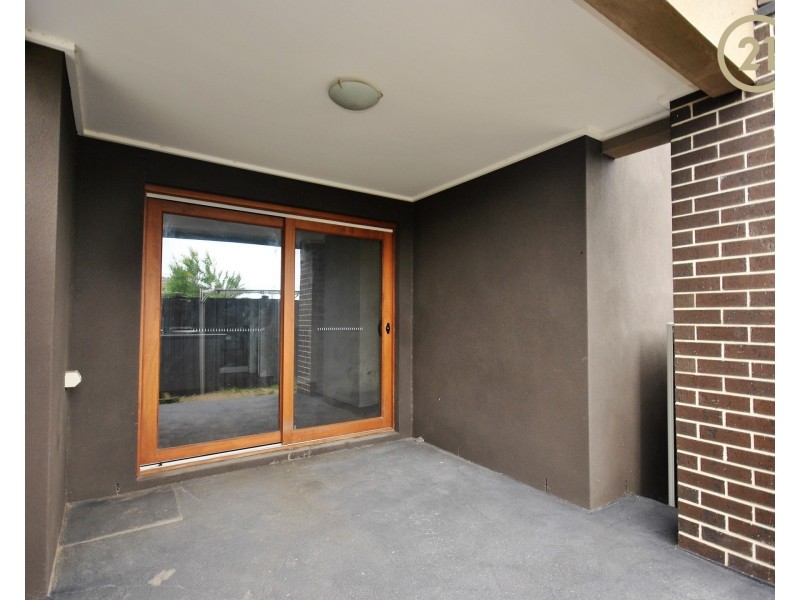 5  Fleuve Rise, Clyde North VIC 3978