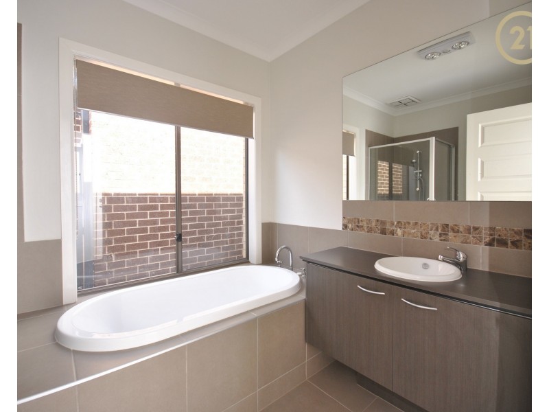 9  Brightstone Drive, Clyde North VIC 3978