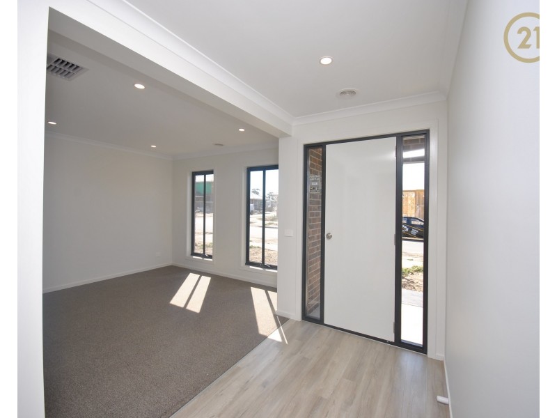 11 Pebblestone Circuit, Clyde North VIC 3978