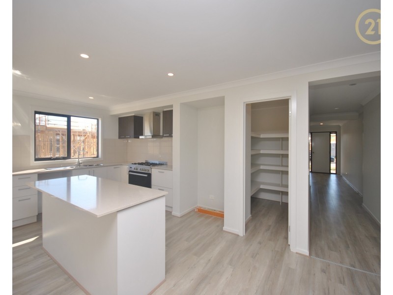 11 Pebblestone Circuit, Clyde North VIC 3978