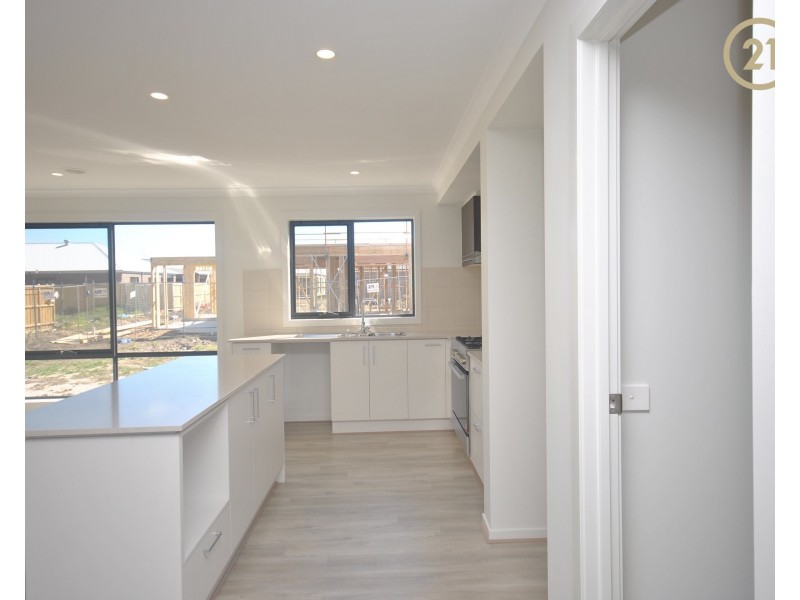 11 Pebblestone Circuit, Clyde North VIC 3978