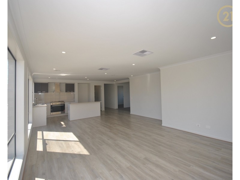 11 Pebblestone Circuit, Clyde North VIC 3978