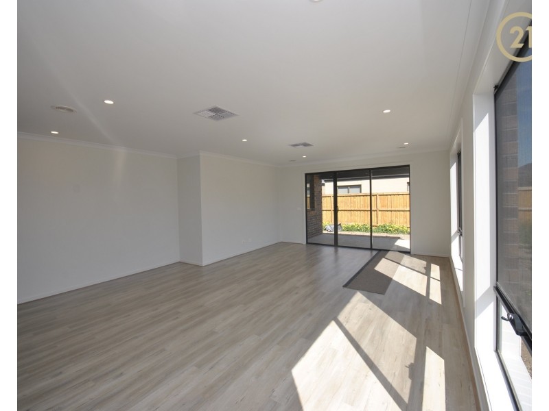 11 Pebblestone Circuit, Clyde North VIC 3978