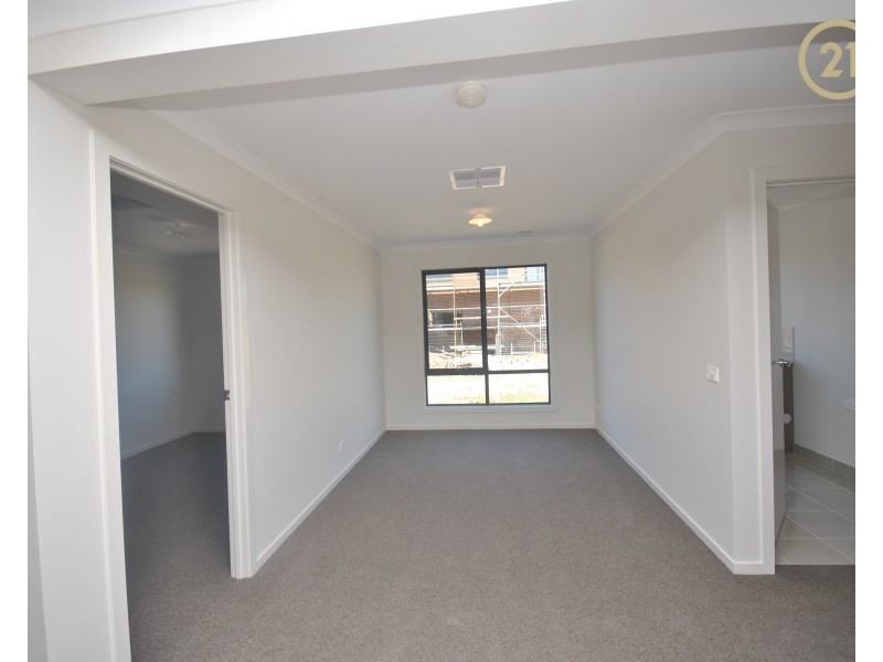 11 Pebblestone Circuit, Clyde North VIC 3978