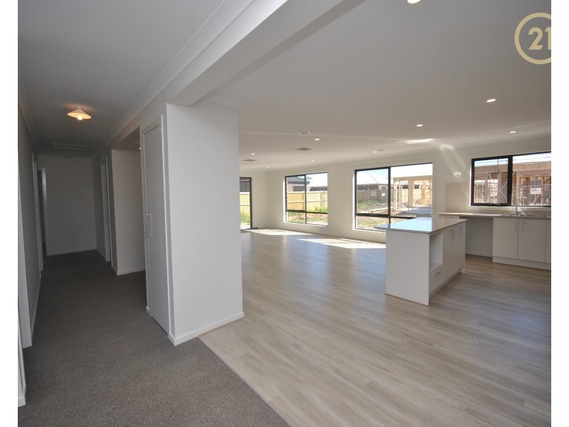 11 Pebblestone Circuit, Clyde North VIC 3978