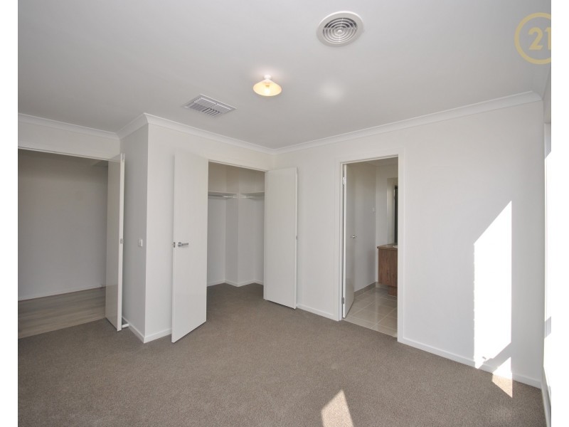 11 Pebblestone Circuit, Clyde North VIC 3978