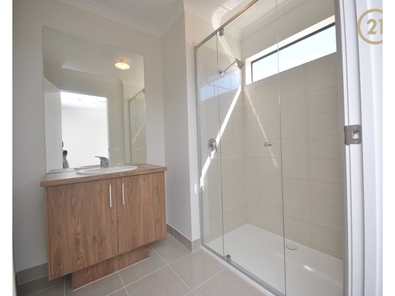 11 Pebblestone Circuit, Clyde North VIC 3978