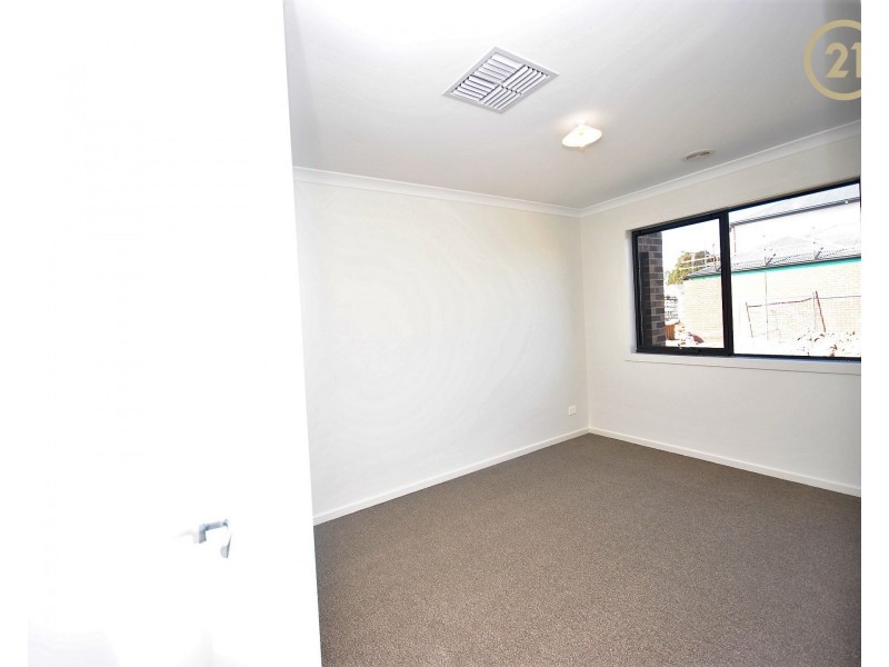 11 Pebblestone Circuit, Clyde North VIC 3978