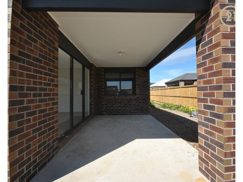 11 Pebblestone Circuit, Clyde North VIC 3978