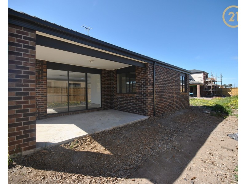 11 Pebblestone Circuit, Clyde North VIC 3978