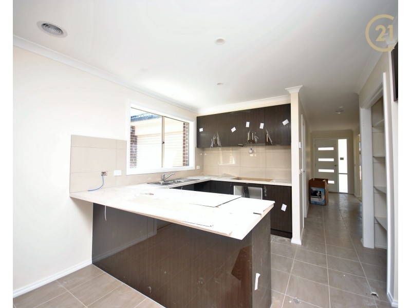 46 Skylark Boulevard, Clyde North VIC 3978