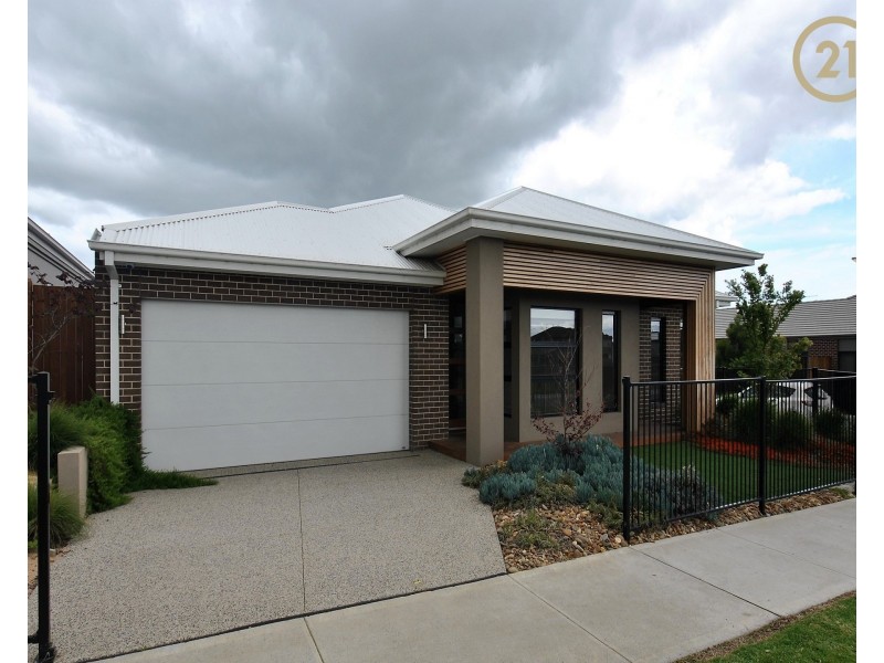 18  Callow Avenue, Clyde North VIC 3978