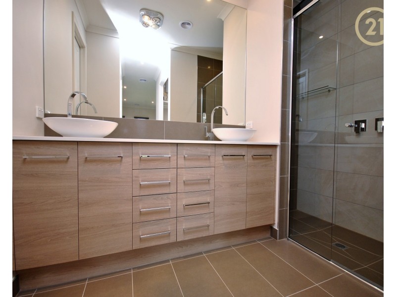 18  Callow Avenue, Clyde North VIC 3978