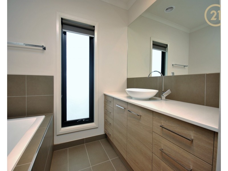 18  Callow Avenue, Clyde North VIC 3978