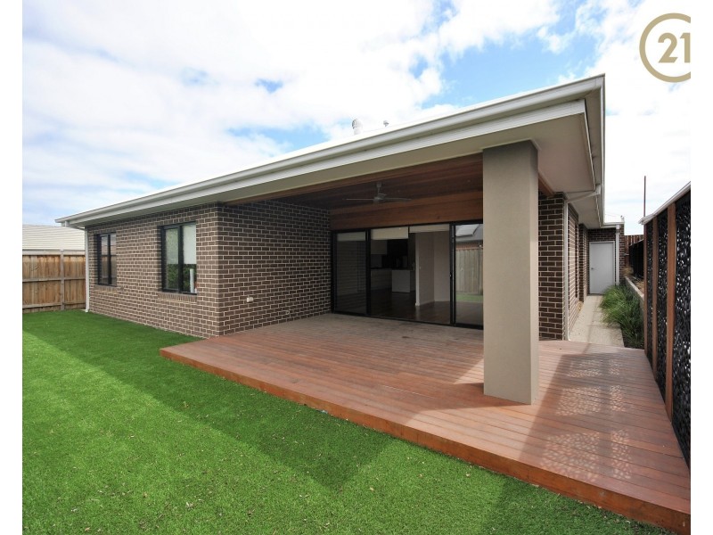 18  Callow Avenue, Clyde North VIC 3978