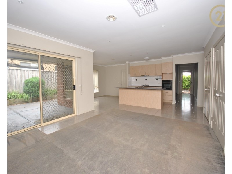 10 Manorwood Way, Berwick VIC 3806
