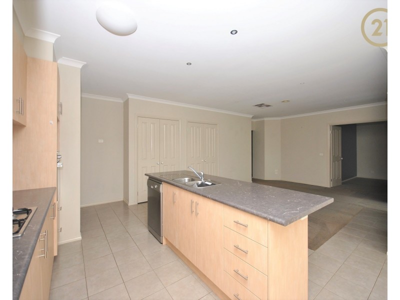 10 Manorwood Way, Berwick VIC 3806